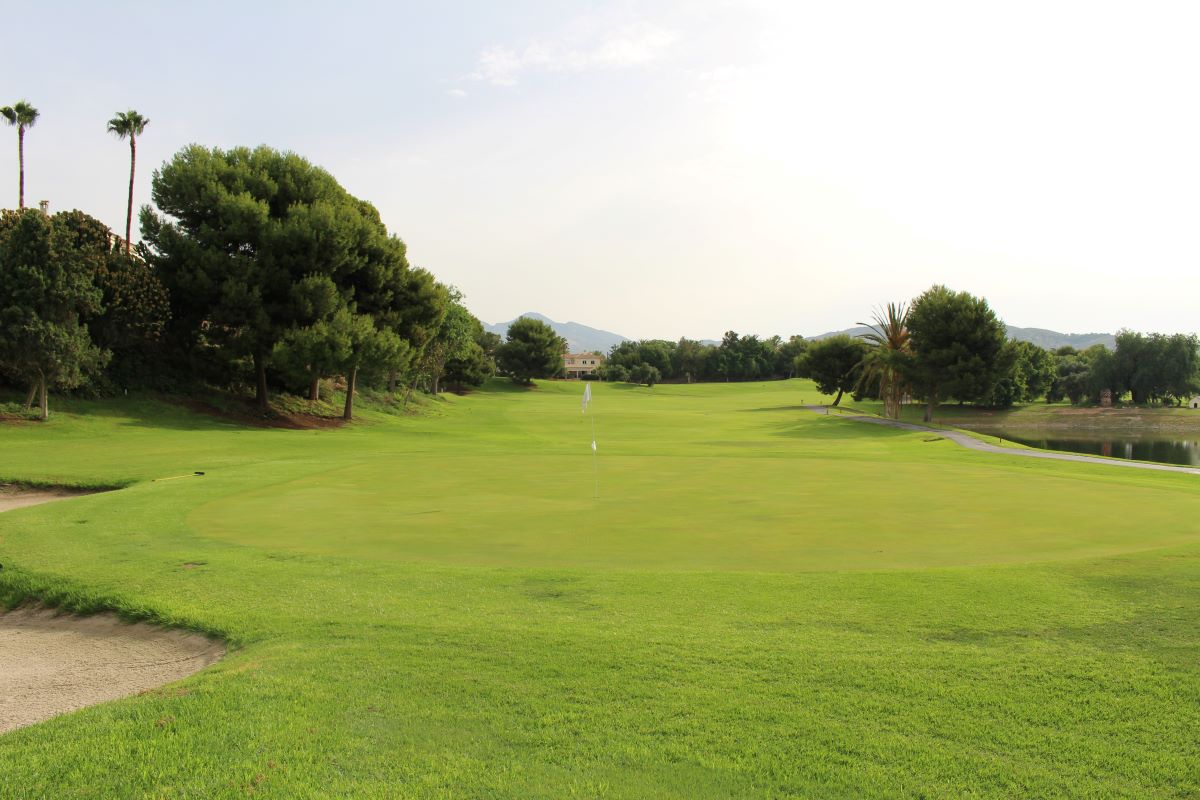 Bunker to the left of the fairway at Hotel Bonalba Alicante