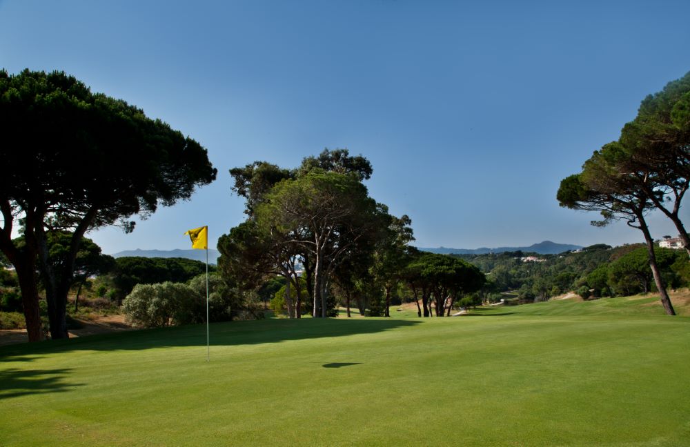 Putting green with yellow flag at Estoril Golf Club