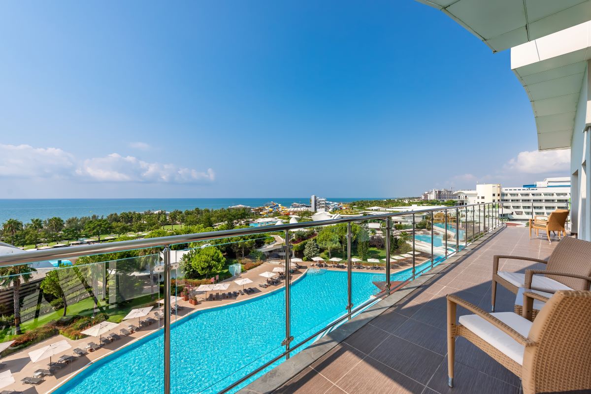 Bar with balcony at Cornelia Diamond Resort