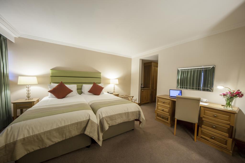 Twin bedroom with desk and chair at Hellidon Lakes Golf & Spa Hotel