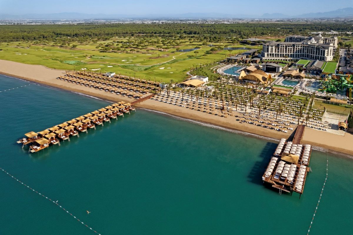 Beach and sea in front of the Cullinan resort