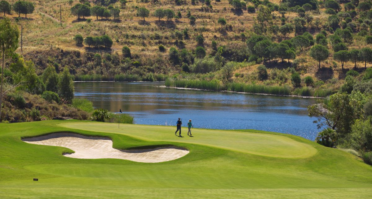 Golfers on the putting green at Monte Rei Golf & Country Club