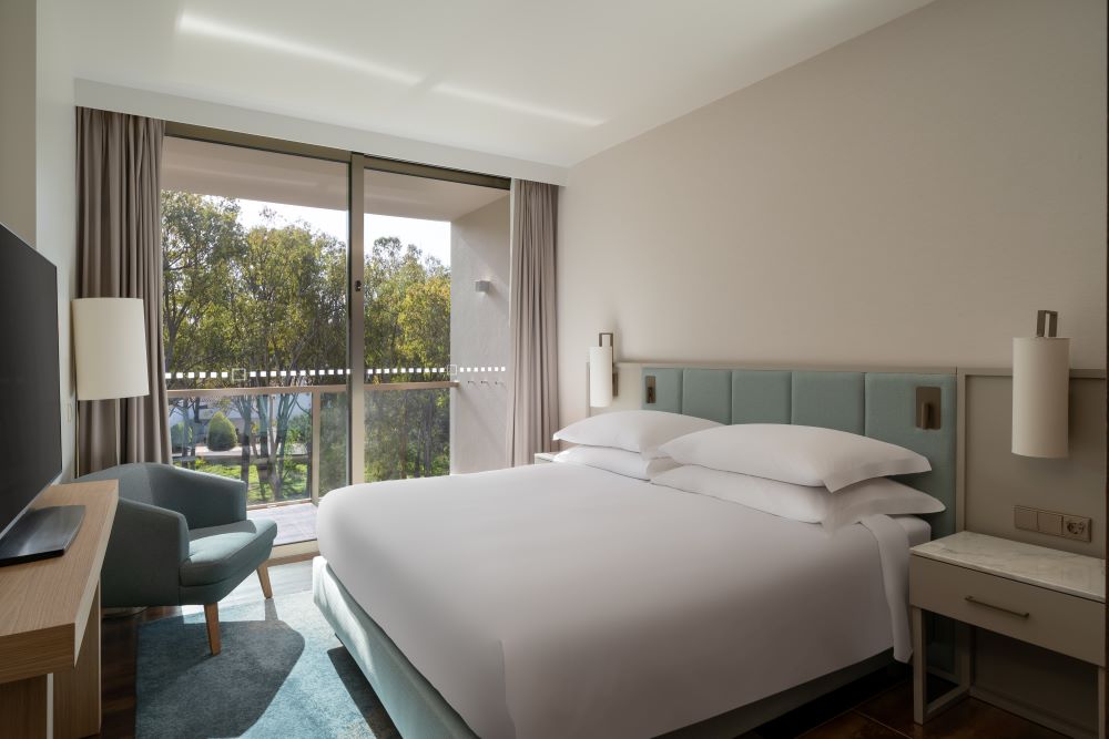 Bedroom with double bed at Marriott Residences Salgados Resort