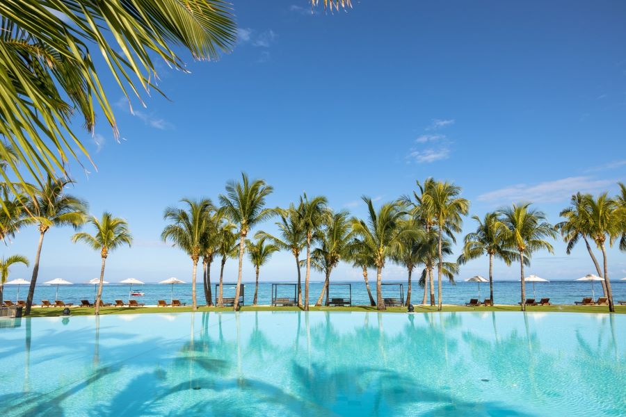 Swimming pool facing the Indian Ocean at Dinarobin Beachcomber Golf Resort & Spa