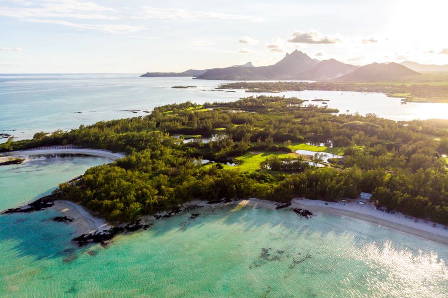 Turquoise blue water at Ile aux Cerfs Golf Club and white sand