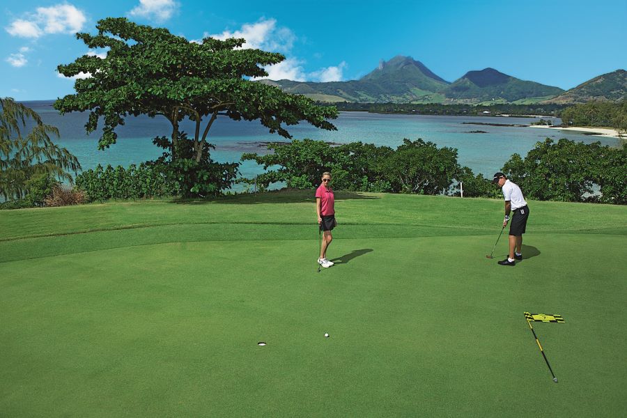 Golfers on the green at Ile aux Cerfs Golf Club