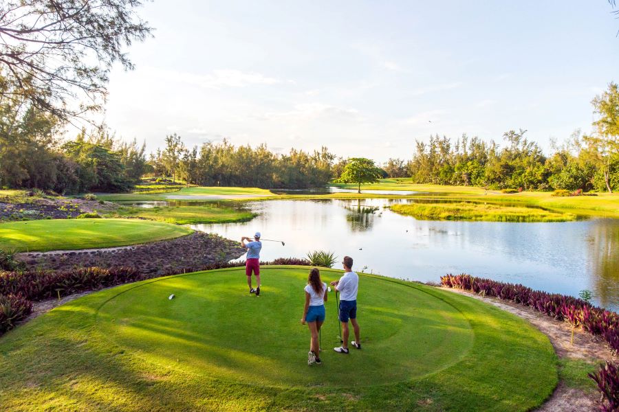 Golfers on the tee at Ile aux Cerfs Golf Club