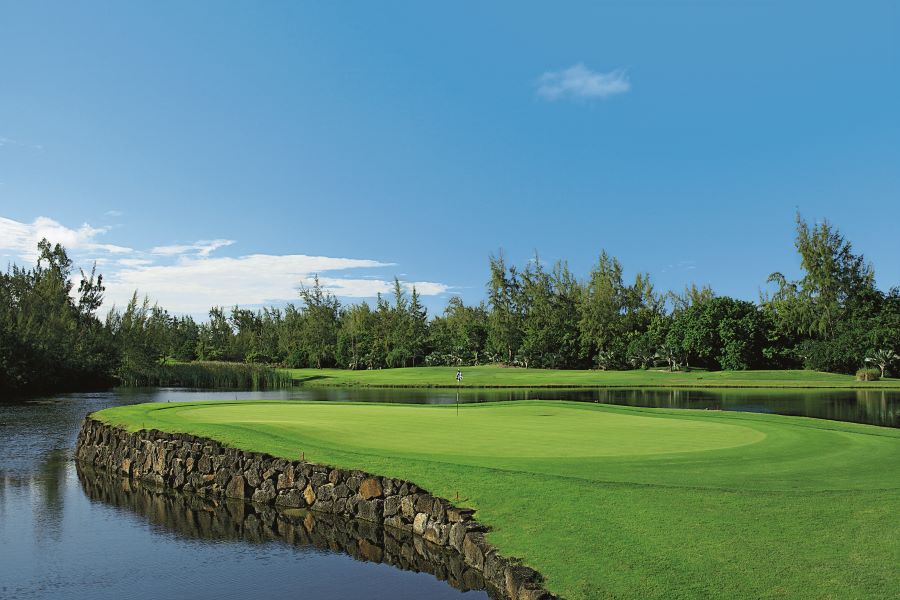 Blue sky over the putting green and lake to the left at Ile aux Cerfs Golf Club