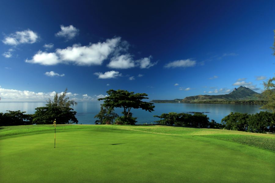 Dark blue sky over the putting green at Ile aux Cerfs Golf Club