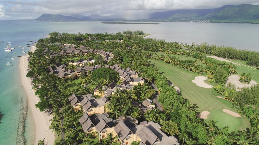 Accommodation with golf course behind at Paradis Beachcomber Golf Resort & Spa