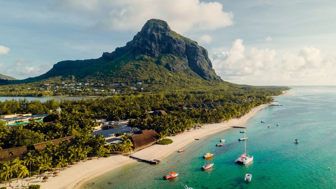 Mountain in the background of Paradis Beachcomber Golf Resort & Spa