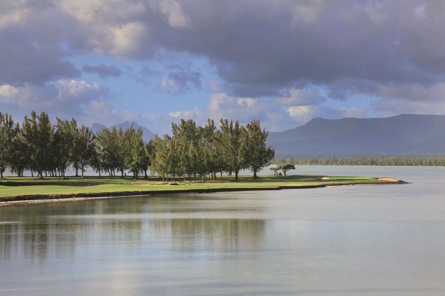 Water surrounding the fairway at Paradis Golf Club