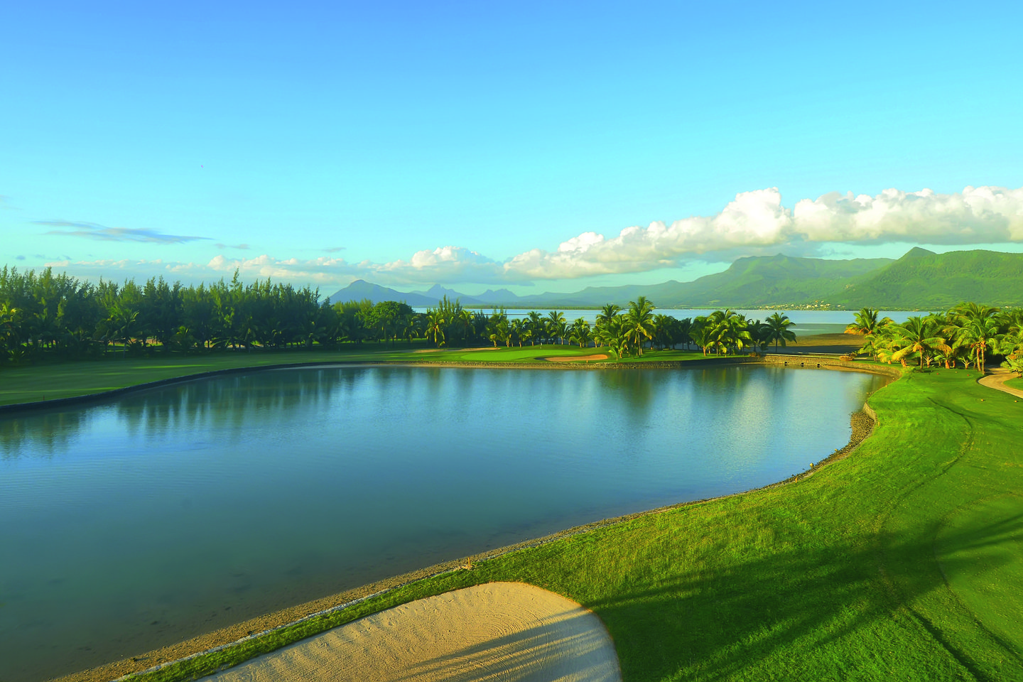 Blue water at Paradis Golf Club