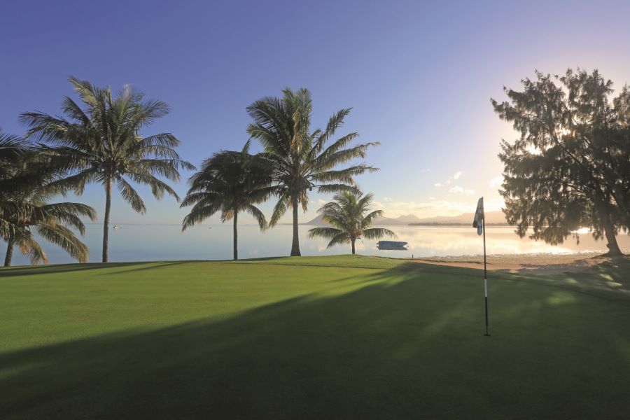 Putting flag on the green at Paradis Golf Club