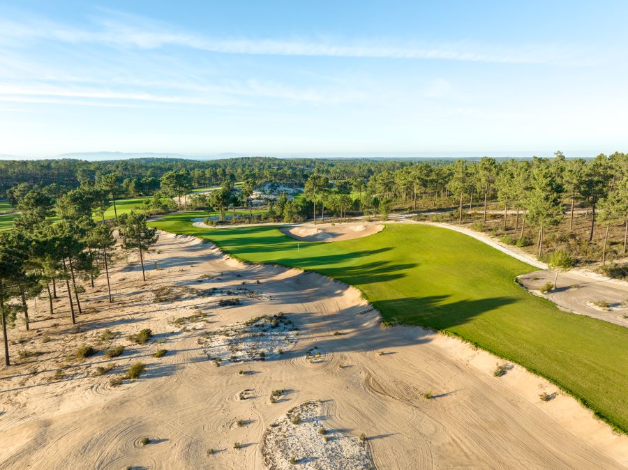 Large sand dune to the edge of the fairway at Dunas Comporta