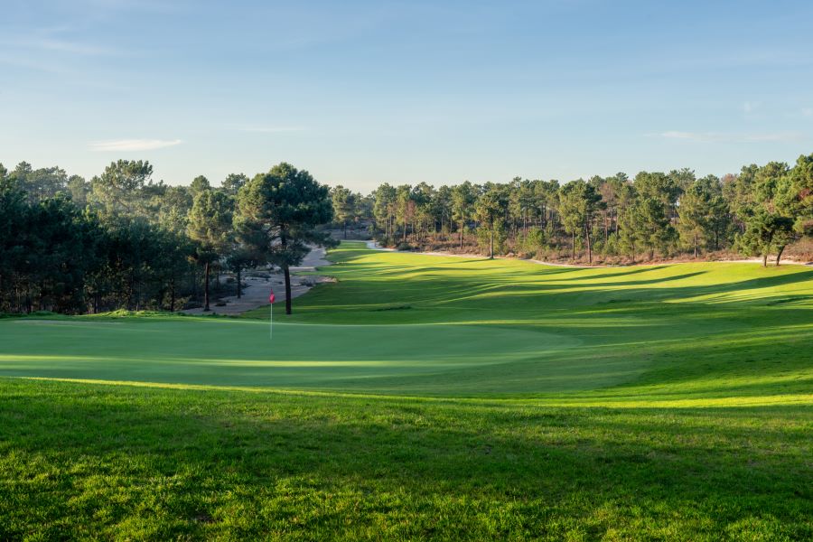 Lush green grass on the golf course at Dunas Comporta