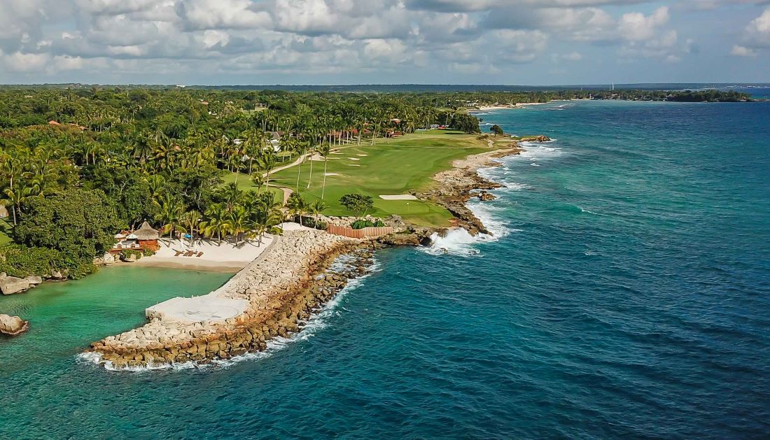 Blue sea and waves to the right of the hole at Teeth of the Dog golf course