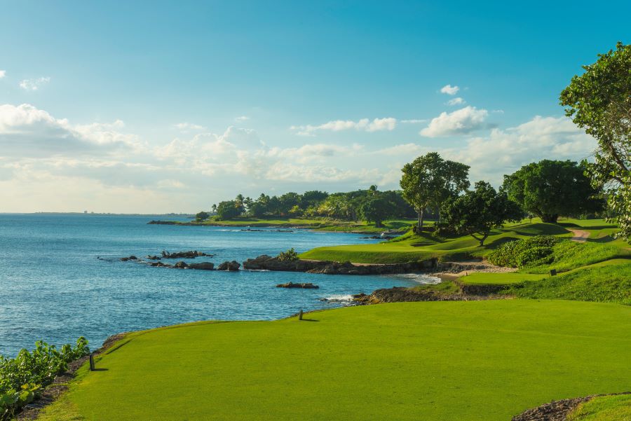 Blue sea and green grass of the golf course at Teeth of the Dog