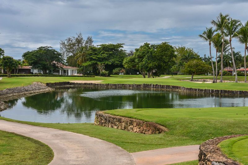 Lake in the middle of the course at Casa de Campo's Links Course