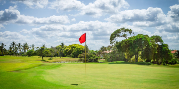 Cocotal Golf & Country Club with red flag on the putitng green