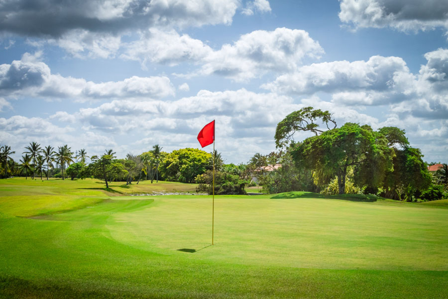 Cocotal Golf & Country Club with red flag on the putitng green